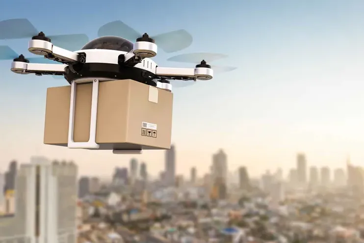 无人机在城市上空投递包裹